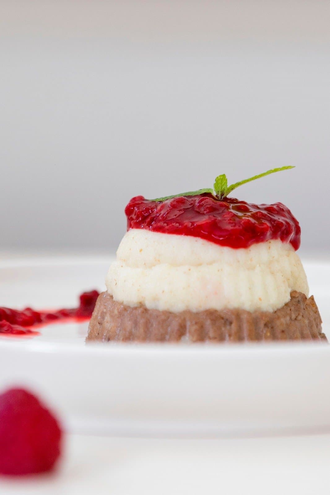 Десерт с малина