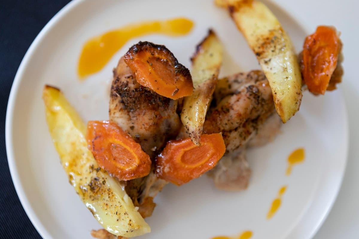 Печено пиле с глазирани моркови